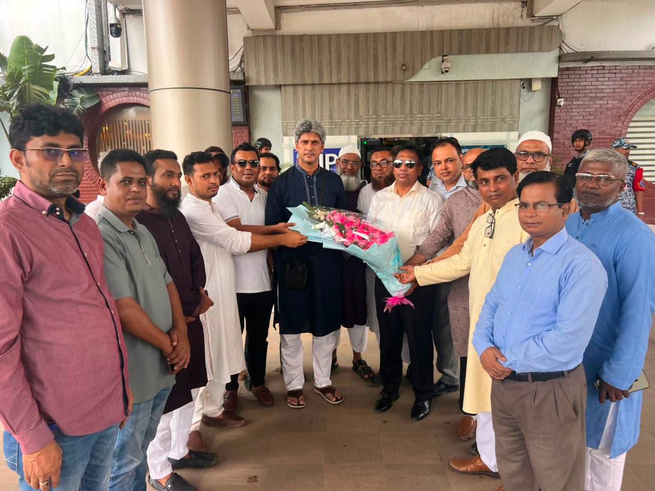 সরকারি সফর শেষে দেশে ফিরলেন পরিকল্পনা প্রতিমন্ত্রী জোনায়েদ সাকি এমপি, বিমানবন্দরে বাঞ্ছারামপুরের নেতৃবৃন্দের উষ্ণ অভ্যর্থনা